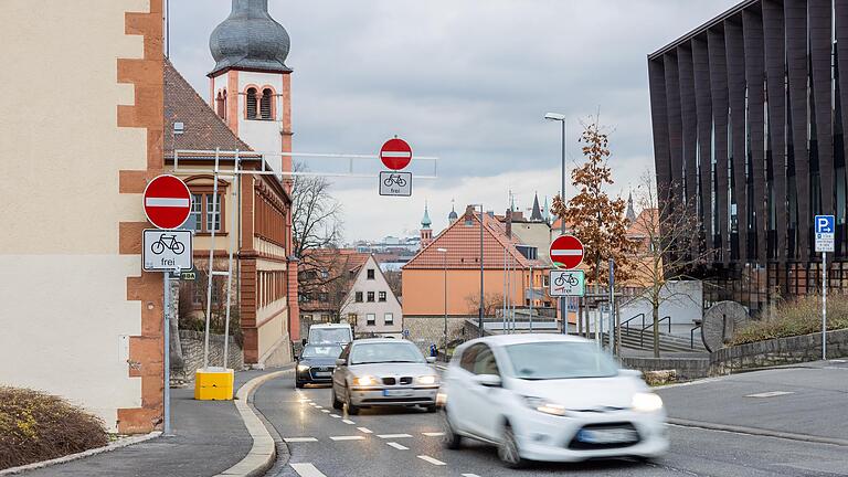 Durch die Zeller Straße in Würzburg nur stadtauswärts: Am Dienstag entscheidet sich, ob es beim Einbahnverkehr bleibt.