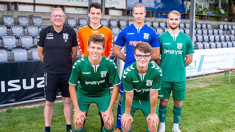 Das sind die Neuzugänge des TSV Großbardorf II (hinten von links): der neue Trainer Klaus Seufert, Luca Sturm, Niclas Krappmann, Timo Helmer sowie (vorne von links) Fabian Hau und Fabio Umla. Außerdem dazugekommen ist Jan Leifer.