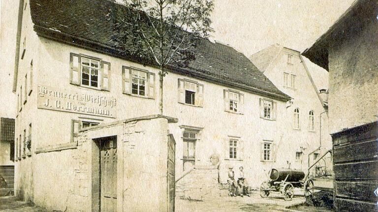 Die Brauerei und Wirtschaft trägt auf diesem Foto aus den 1890er Jahren noch den Namen von J.G. Herrmann, der die Brauerei 1823 gegründet hatte. Nach der Übernahme der Brauerei durch Theodor Schmitt 1899 hieß sie Schmitt-Bräu.