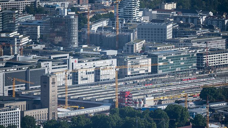 Stuttgarter Hauptbahnhof       -  Auf dem Gleisvorfeld des Hauptbahnhofs will die Stadt bauen - doch das dürfte schwierig werden (Archivfoto).