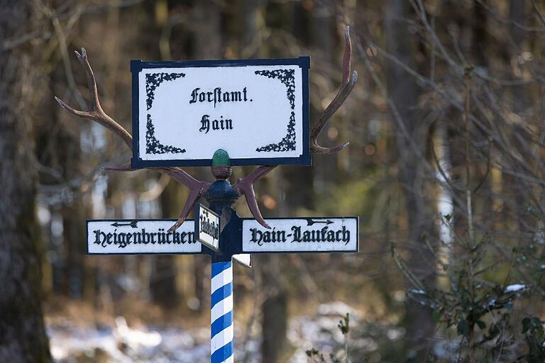 Mit Hirschhörner wird die Richtung gezeigt. Mit Hirschhörner wird die Richtung gezeigt. 