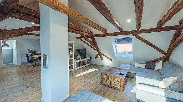 Die Hölzer des alten Dachstuhls hat Tobias Dünisch aufgearbeitet und im Wohn- und Esszimmer als markante Struktur in der modernen offenen Dachwohnung sichtbar gemacht. Die Hölzer des alten Dachstuhls hat Tobias Dünisch aufgearbeitet und im Wohn- und Esszimmer als markante Struktur in der modernen offenen Dachwohnung sichtbar gemacht.