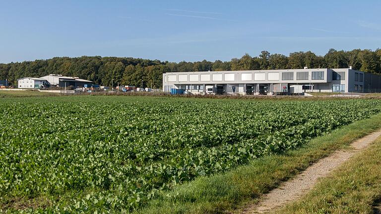 Das Industriegebiet der Gemeinde Karsbach am Schönauer Weg soll auf dem Ackergelände vor der Firma Werm erweitert werden. Das Industriegebiet der Gemeinde Karsbach am Schönauer Weg soll auf dem Ackergelände vor der Firma Werm erweitert werden.