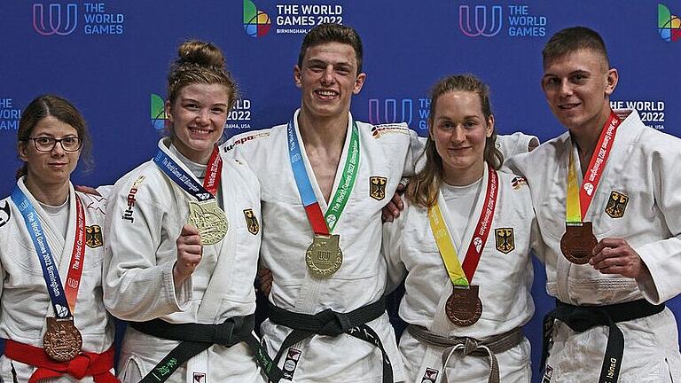 Annalena Bauer (Zweite von links) hat bei den World Games in Birmingham, USA, die Goldmedaille im Ju-Jutsu in der Disziplin Fighting bis 70 Kilogramm gewonnen. Annalena Bauer (Zweite von links) hat bei den World Games in Birmingham, USA, die Goldmedaille im Ju-Jutsu in der Disziplin Fighting bis 70 Kilogramm gewonnen.