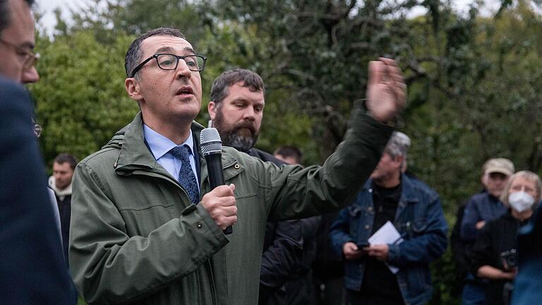 Schon vor der Diskussionsveranstaltung in der alten Turnhalle von Niederstetten stellte sich Landwirtschaftsminister Cem Özdemir der Kritik aufgebrachter Landwirte. Schon vor der Diskussionsveranstaltung in der alten Turnhalle von Niederstetten stellte sich Landwirtschaftsminister Cem Özdemir der Kritik aufgebrachter Landwirte. 