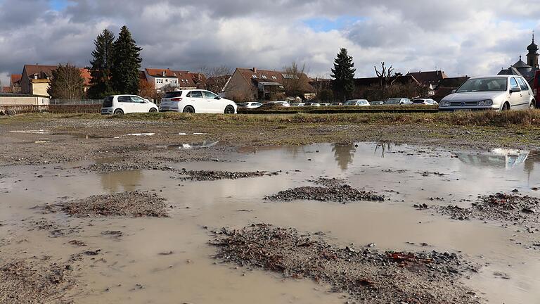 Der städtische Parkplatz am Kitzinger Bleichwasen ist in diesen Tagen wieder einmal eine Matsch- und Pfützenlandschaft.