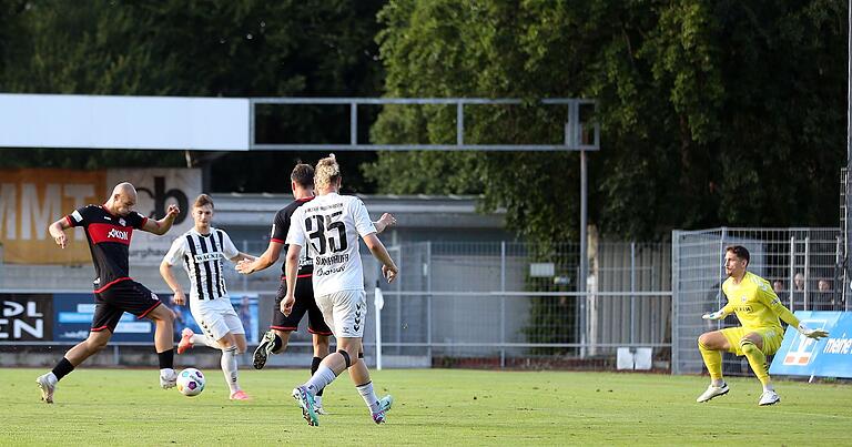 Eine der größten Ausgleichschancen für die Würzburger Kickers: Alem Japaur bringt den Ball auch in dieser Situation nicht im Tor von Wacker Burghausen unter.