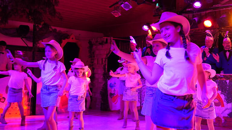 Die Kunterbunt-Countrygirls begeisterten mit ihrem Showtanz.