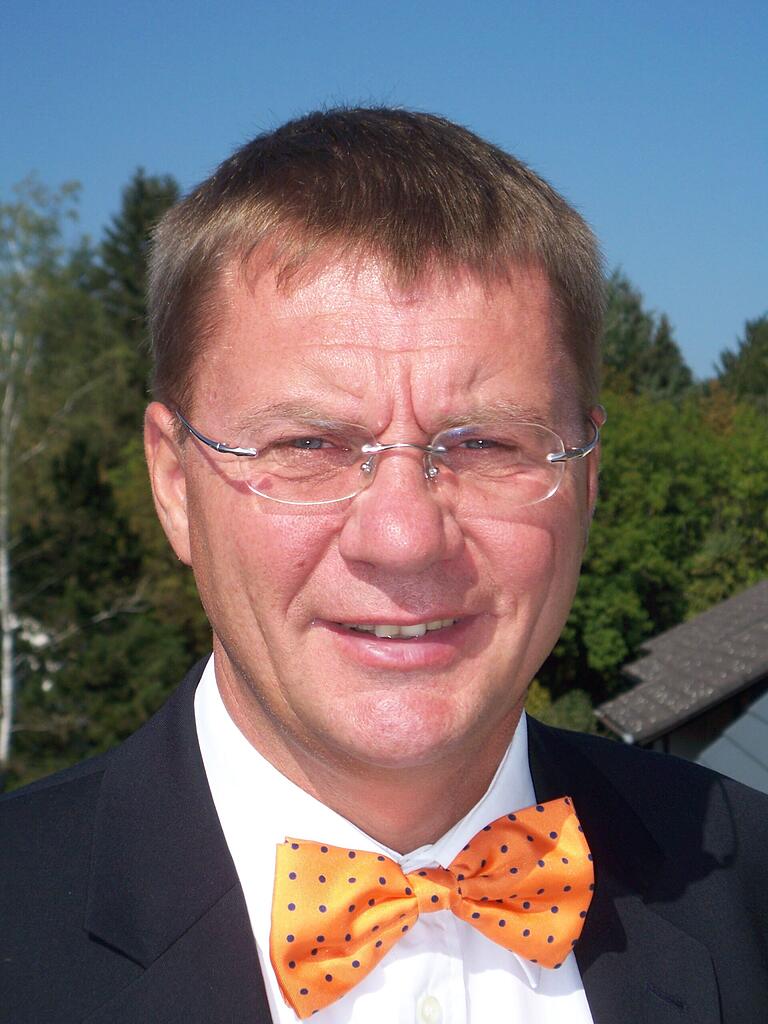Stephan Kippes ist Professor für Immobilienmarketing an der Hochschule für Wirtschaft und Umwelt Nürtingen-Geislingen (HFWU). Stephan Kippes ist Professor für Immobilienmarketing an der Hochschule für Wirtschaft und Umwelt Nürtingen-Geislingen (HFWU).