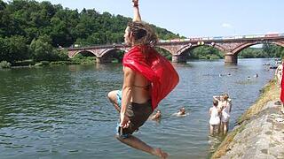Riskantes Baden im Fluss       -  Gehen Sie stets vorsichtig ins Wasser. Ein waghalsiger Sprung führt leicht zu schmerzhaften Verletzungen. Benutzen Sie nur frei zugängliche und gut einsehbare
Stellen. Meiden Sie steinige und bewachsene Uferzonen.