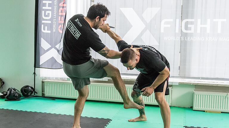 Effektive Entwaffnung eines Angreifers. Itay Dannenberg (links) und Bert Bauer,&nbsp;Headinstruktor von Xfighting Germany,&nbsp;zeigen wie es geht.