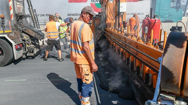 Noch bis zum Freitag wird&nbsp; auf der neuen südlichen Talbrücke der A3 bei Heidingsfeld Gussasphalt als Beginn des endgültigen Fahrbahnaufbaus aufgebracht. Nächste Woche folgt dann die Deckschicht.