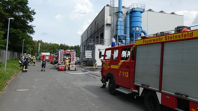 Aufgrund der ausgelösten Alarmstufe B4 wurde ein Großaufgebot der Feuerwehren alarmiert.