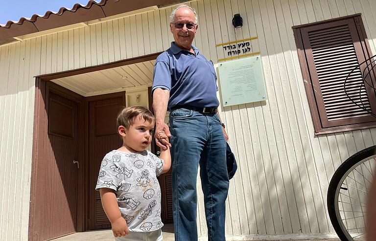 Der ehemalige Gemeindevorsteher im Kibbuz Hatzerim, Iri Kassel, mit seinem zweijährigen Enkel. Der ehemalige Gemeindevorsteher im Kibbuz Hatzerim, Iri Kassel, mit seinem zweijährigen Enkel.