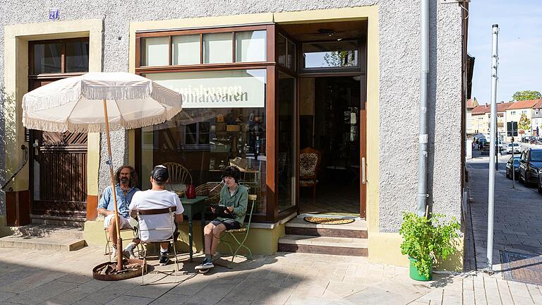 Filterkaffeeklatsch draußen in der Apostelgasse in Schweinfurt: Heiko Sandmann setzt auf eine besondere Mischung mit seinen 'Kolonialwaren'. Filterkaffeeklatsch draußen in der Apostelgasse in Schweinfurt: Heiko Sandmann setzt auf eine besondere Mischung mit seinen 'Kolonialwaren'. 