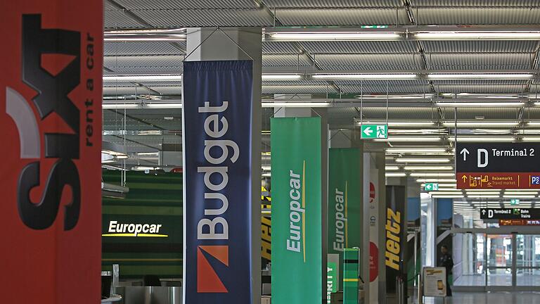 Schalter verschiedener Mietwagen-Anbieter       -  Mietwagenschalter am Flughafen. Die Preise sinken weiter, allerdings nicht mehr so schnell wie in den vergangenen Jahren.