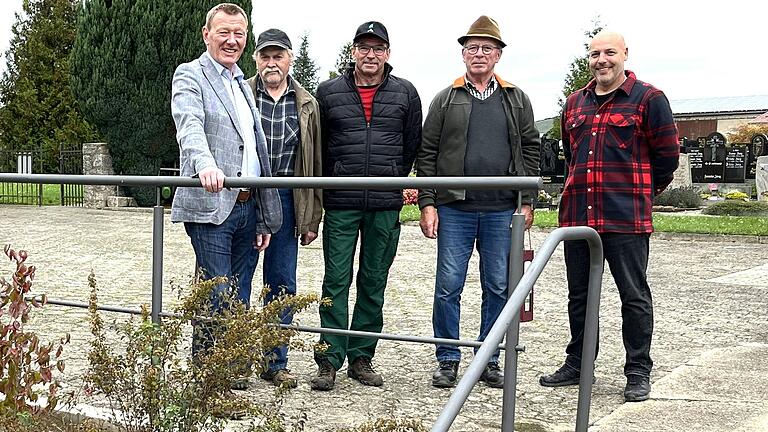 Präsentieren das neue Geländer inmitten des Friedhofs von Hopferstadt (von links): Bürgermeister Peter Juks, Fritz Pfeuffer, Joseph Häußlein, Valentin Ruf und der stellvertretende Bauhofleiter Matthias Ruckert. Präsentieren das neue Geländer inmitten des Friedhofs von Hopferstadt (von links): Bürgermeister Peter Juks, Fritz Pfeuffer, Joseph Häußlein, Valentin Ruf und der stellvertretende Bauhofleiter Matthias Ruckert.