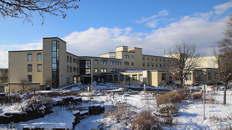 Was soll werden aus dem Krankenhaus-Standort Marktheidenfeld? Der Stadtrat fordert nun in einer Resolution Landrätin Sabine Sitter und Klinikreferent René Bostelaar auf, endlich die vom Kreistag gefassten Beschlüsse umzusetzen. Was soll werden aus dem Krankenhaus-Standort Marktheidenfeld? Der Stadtrat fordert nun in einer Resolution Landrätin Sabine Sitter und Klinikreferent René Bostelaar auf, endlich die vom Kreistag gefassten Beschlüsse umzusetzen.