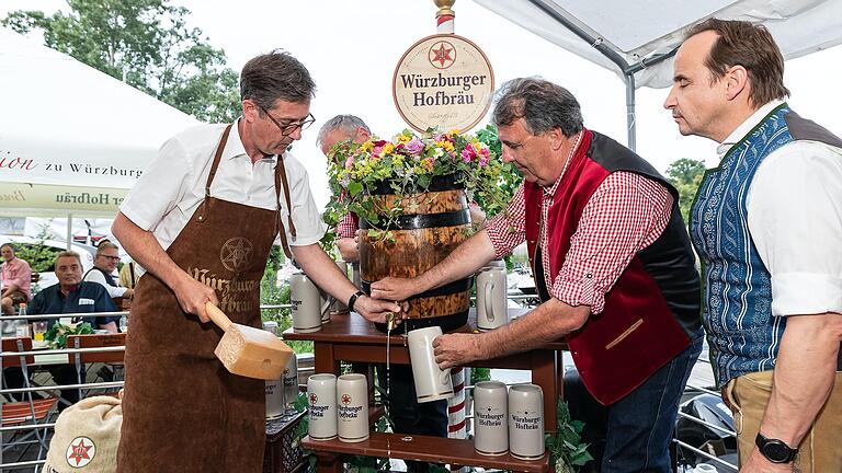 Unter dem prüfenden Blick von Festwirt Michael Hahn (rechts) trieb Oberbürgermeister Christian Schuchardt (links) den Hahn ins erste Fass Filiani-Festbier. Hofbräu-Vorstand und Braumeister Michael Haupt reichte ihm dabei eine helfende Hand.