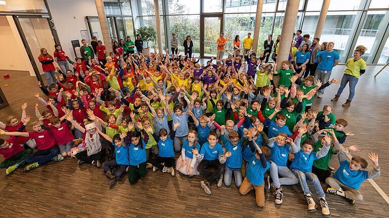 Buntes Treiben beim Mitarbeiter-Kindertag bei Knauf. Während die Eltern beruhigt arbeiten konnten, hatten die 150 Kinder sichtlich Spaß bei zahlreichen Aktivitäten.