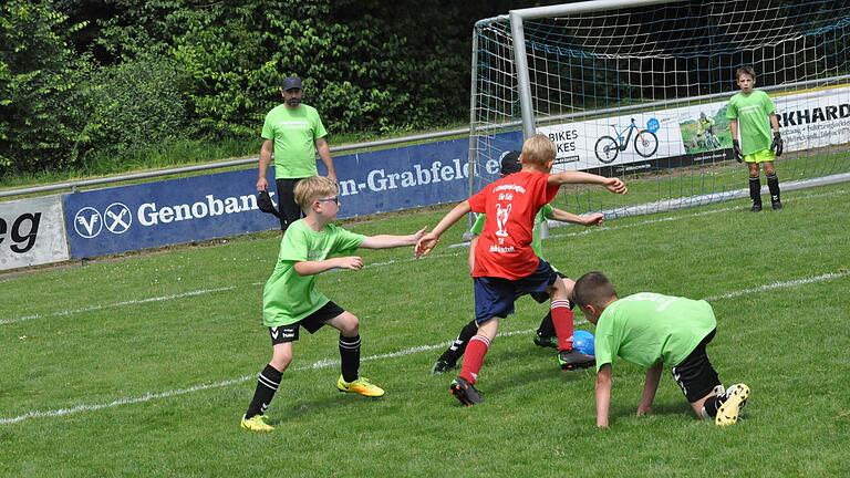 Der Stockheimer U9-Spieler Lias Leutbecher (rotes Trikot) ist gegen Bischofsheim nicht zu stoppen.