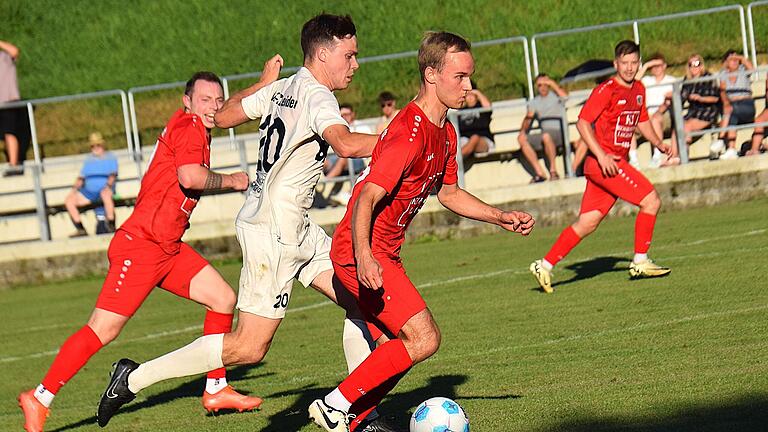 Unser Bild zeigt eine Szene aus dem Hinspiel, als Yanik Pragmann (am Ball) einen Treffer zum 3:0-Heimsieg damals gegen TuS Aschaffenburg-Leider auf dem Fuchsstädter Kohlenberg beisteuern konnte. Zum Abschluss des Spieljahres hofft FC-Trainer Thoma...       -  Unser Bild zeigt eine Szene aus dem Hinspiel, als Yanik Pragmann (am Ball) einen Treffer zum 3:0-Heimsieg damals gegen TuS Aschaffenburg-Leider auf dem Fuchsstädter Kohlenberg beisteuern konnte. Zum Abschluss des Spieljahres hofft FC-Trainer Thomas Kaiser auf eine ähnlich starke Vorstellung.