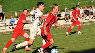 Unser Bild zeigt eine Szene aus dem Hinspiel, als Yanik Pragmann (am Ball) einen Treffer zum 3:0-Heimsieg damals gegen TuS Aschaffenburg-Leider auf dem Fuchsstädter Kohlenberg beisteuern konnte. Zum Abschluss des Spieljahres hofft FC-Trainer Thoma...       -  Unser Bild zeigt eine Szene aus dem Hinspiel, als Yanik Pragmann (am Ball) einen Treffer zum 3:0-Heimsieg damals gegen TuS Aschaffenburg-Leider auf dem Fuchsstädter Kohlenberg beisteuern konnte. Zum Abschluss des Spieljahres hofft FC-Trainer Thomas Kaiser auf eine ähnlich starke Vorstellung.