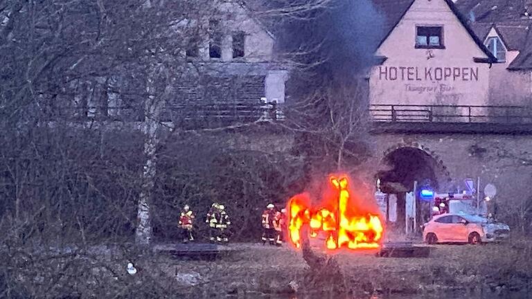 Brennendes Auto an der Mainlände Gemünden. Brennendes Auto an der Mainlände Gemünden.