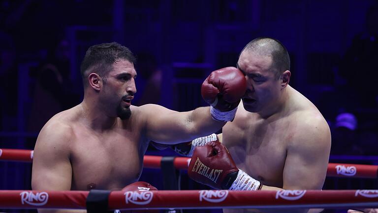Boxen: WM-Kampf in Riad       -  Agit Kabayel (l) beim Kampf gegen Zhilei Zhang.