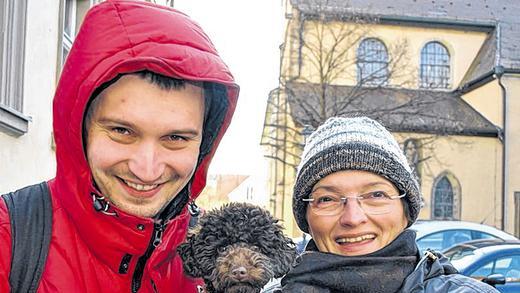 Trotzen der Kälte: Dimitri Chogunov und Dagmar Wenk gut bemützt in der Neustädter Innenstadt.