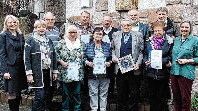 Dank für Verbandstreue und ehrenamtliche Arbeit: Die neugewählte Vorsitzende des VdK Fladungen, Renate Wolffgang (rechts), konnte mit VdK-Kreisgeschäftsführerin Lydia Vorndran und der stellvertretenden Bürgermeisterin Eva Kalla (von links) langjährige Mitglieder auszeichnen.