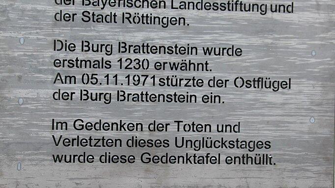 Zur Erinnerung an den Burgeinsturz gibt es nun eine Gedenktafel in der neuen Burgmauer. Zur Erinnerung an den Burgeinsturz gibt es nun eine Gedenktafel in der neuen Burgmauer.