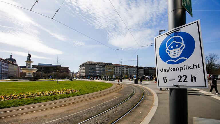 Am Würzburger Bahnhofsvorplatz gilt weiterhin tagsüber Maskenpflicht. Am Würzburger Bahnhofsvorplatz gilt weiterhin tagsüber Maskenpflicht.