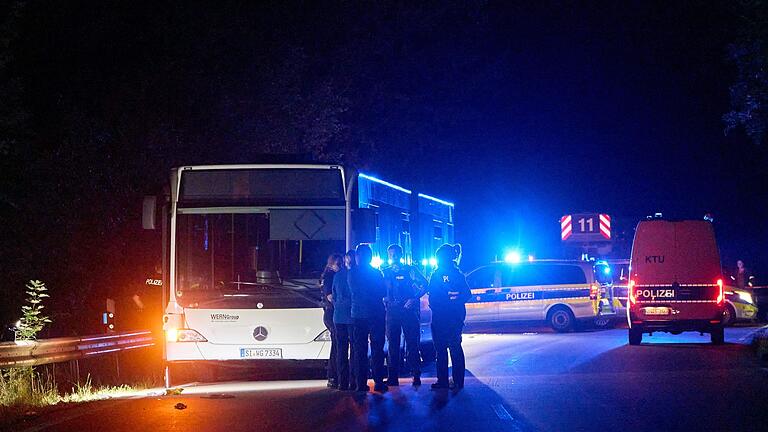 Frau sticht auf Busfahrgäste ein       -  In einem Bus sticht eine Frau auf mehrere Fahrgäste ein, es gibt viele Verletzte.