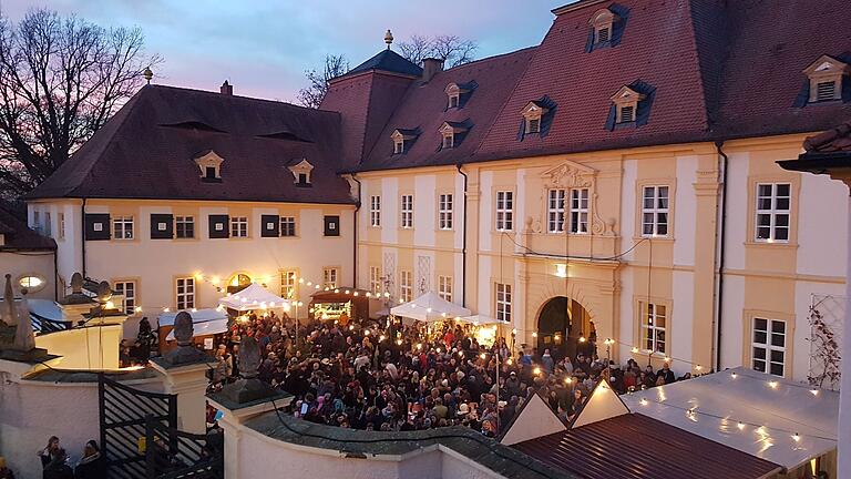 Am 23. und 24. November lädt die Blaskapelle Oberschwappach wieder zum traditionellen Weihnachtsmarkt im malerischen Schloss Oberschwappach ein.