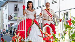 Auf dem Rakoczy-Fest in Bad Kissingen feiern traditionell Tausende Menschen. Besonders beliebt ist der Umzug mit historischen Persönlichkeiten wie 'Sisi' und Franz, der sich durch die Innenstadt schlängelt.&nbsp;