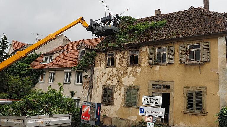 Wird der Abbruchantrag genehmigt?       -  (ir)   Vom Efeu befreit wird momentan ein Haus Ecke Kurhausstraße, Waldweg im Bad Neustädter Kurviertel aus dem Jahr 1794. Wie Christoph Heller, Fachbereichsleiter für Recht am Rhön-Klinikum, bestätigt, würden bei dem Haus, das seit Jahrzehnten dem Rhön-Klinikum gehört und das seit mindestens 1985 leer steht, momentan Vorarbeiten und Untersuchtungen zum Bestand durchgeführt. Was von vorne noch gut ausschaue, biete von hinten ein völlig anderes Bild, erklärt Heller. Ein Drittel des Hauses sei bereits eingestürzt. Schon im November hatte das Rhön-Klinikum einen Abbruchantrag für das denkmalgeschützte Haus gestellt. Bevor darüber entschieden werden kann, müssten Untersuchungen und Messungen vorgenommen werden, erklärt Heller auf Anfrage. Den Efeuarbeiten stimmte laut Heller die untere Naturschutzbehörde am Landratsamt zu.