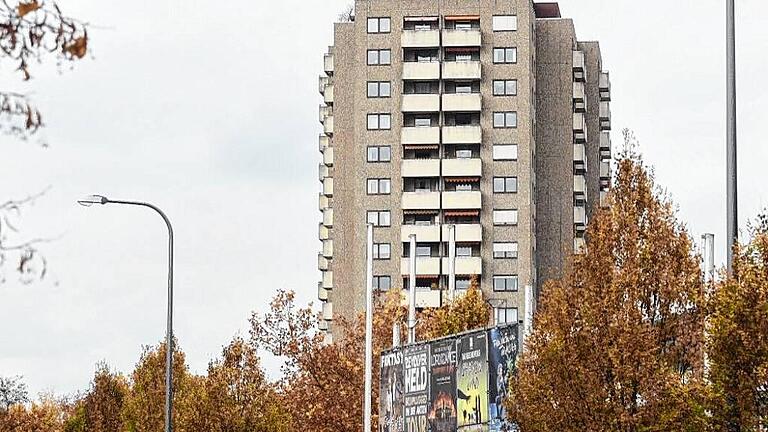 Sanderauer Senioren-Hochhaus wird ab 2018 saniert - Es ist wohl das markanteste Gebäude in der äußeren Sanderau und im Lauf der Jahre zu einer Art Wahrzeichen geworden – das 16 Stockwerke hohe Seniorenwohnstift der Stiftung Bürgerspital in der Königsberger Straße 1. Nicht zuletzt wegen seines Dachcafés in der obersten Etage mit dem Panoramablick über Würzburg ist es nicht nur bei den dort residierenden Senioren sehr beliebt. Jetzt ist das im Dezember 1974 eröffnete Hochhaus in die Jahre gekommen und muss ab 2018 generalsaniert werden. Trotz regelmäßiger Überprüfungen und Reparaturmaßnahmen im Lauf der letzten Jahre, müssen in naher Zukunft neben den Fenstern und Fassaden auch die Aufzüge und die Ver- und Entsorgungsleistungen erneuert werden, heißt es in einer Pressemitteilung der Stiftung Bürgerspital. Diese umfassenden Sanierungsarbeiten können allerdings nicht vorgenommen werden, wenn das Gebäude bewohnt ist. Deshalb müssen die Bewohner während der Sanierung vorübergehend ausziehen. Den Bewohnern, so heißt es weiter in der Erklärung, sei diese Entscheidung bereits in einer Versammlung mitgeteilt worden. Ihnenn sei angeboten worden, in das neu entstehende Seniorenwohnstift am Hubland (auf dem Areal der ehemaligen Leighton Barracks) zu ziehen. Damit könnten alle Seniorinnen und Senioren in ihrer über viele Jahre entstandenen Gemeinschaft verbleiben und sich auf eine gleichbleibend hochwertige Versorgung verlassen. Erst wenn das Hubland-Wohnstift bezugsfertig ist, wird mit der Sanierung in der Sanderau begonnen werden. Das neue Wohnstift am Hubland wird nach Fertigstellung in Größe und Struktur dem heutigen Hochhaus in der Sanderau – allerdings nach heutigen technischen und energetischen Standards - entsprechen und bietet ebenso einen Pflegewohnbereich mit 36 Plätzen. Wer aus der Königsberger Straße nicht mit ins Hubland ziehen möchte, habe die Zusicherung erhalten, bei frei werdenden Appartements in das Robert Krick-Wohnstift oder das Seniorenwohnstift Frauenland des Bürgerspitals zu ziehen. Die Fertigstellung des Seniorenwohnstiftes im neuen Stadtteil Hubland ist für den Sommer 2018 geplant. Aufgrund der Größe des Hauses wird es auch für Interessierte, die heute noch nicht im Seniorenwohnstift Sanderau leben, freie Wohnungen geben. Sanderauer Senioren-Hochhaus wird ab 2018 saniert - Es ist wohl das markanteste Gebäude in der äußeren Sanderau und im Lauf der Jahre zu einer Art Wahrzeichen geworden – das 16 Stockwerke hohe Seniorenwohnstift der Stiftung Bürgerspital in der Königsberger Straße 1. Nicht zuletzt wegen seines Dachcafés in der obersten Etage mit dem Panoramablick über Würzburg ist es nicht nur bei den dort residierenden Senioren sehr beliebt. Jetzt ist das im Dezember 1974 eröffnete Hochhaus in die Jahre gekommen und muss ab 2018 generalsaniert werden. Trotz regelmäßiger Überprüfungen und Reparaturmaßnahmen im Lauf der letzten Jahre, müssen in naher Zukunft neben den Fenstern und Fassaden auch die Aufzüge und die Ver- und Entsorgungsleistungen erneuert werden, heißt es in einer Pressemitteilung der Stiftung Bürgerspital. Diese umfassenden Sanierungsarbeiten können allerdings nicht vorgenommen werden, wenn das Gebäude bewohnt ist. Deshalb müssen die Bewohner während der Sanierung vorübergehend ausziehen. Den Bewohnern, so heißt es weiter in der Erklärung, sei diese Entscheidung bereits in einer Versammlung mitgeteilt worden. Ihnenn sei angeboten worden, in das neu entstehende Seniorenwohnstift am Hubland (auf dem Areal der ehemaligen Leighton Barracks) zu ziehen. Damit könnten alle Seniorinnen und Senioren in ihrer über viele Jahre entstandenen Gemeinschaft verbleiben und sich auf eine gleichbleibend hochwertige Versorgung verlassen. Erst wenn das Hubland-Wohnstift bezugsfertig ist, wird mit der Sanierung in der Sanderau begonnen werden. Das neue Wohnstift am Hubland wird nach Fertigstellung in Größe und Struktur dem heutigen Hochhaus in der Sanderau – allerdings nach heutigen technischen und energetischen Standards - entsprechen und bietet ebenso einen Pflegewohnbereich mit 36 Plätzen. Wer aus der Königsberger Straße nicht mit ins Hubland ziehen möchte, habe die Zusicherung erhalten, bei frei werdenden Appartements in das Robert Krick-Wohnstift oder das Seniorenwohnstift Frauenland des Bürgerspitals zu ziehen. Die Fertigstellung des Seniorenwohnstiftes im neuen Stadtteil Hubland ist für den Sommer 2018 geplant. Aufgrund der Größe des Hauses wird es auch für Interessierte, die heute noch nicht im Seniorenwohnstift Sanderau leben, freie Wohnungen geben.