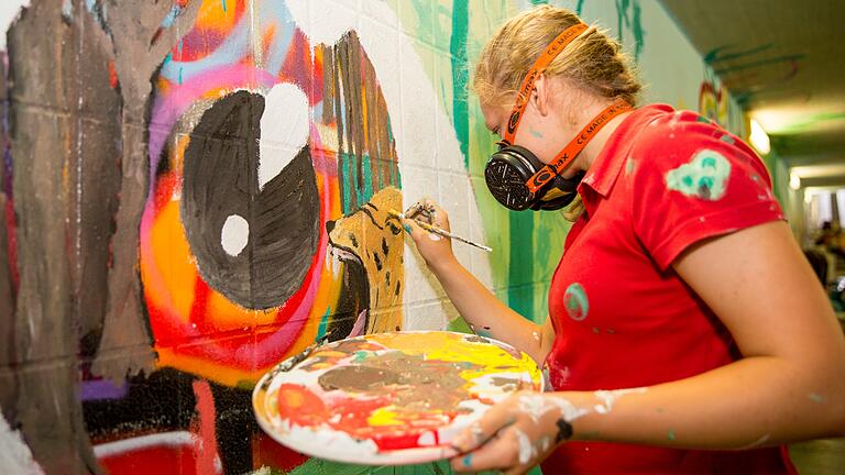 Unter dem Motto „Würzburg macht Schule ohne Rassismus - Schule mit Courage“ haben Jugendliche die Eisenbahnunterführung in Heidingfeld mit rassismuskritischen Graffitis versehen.