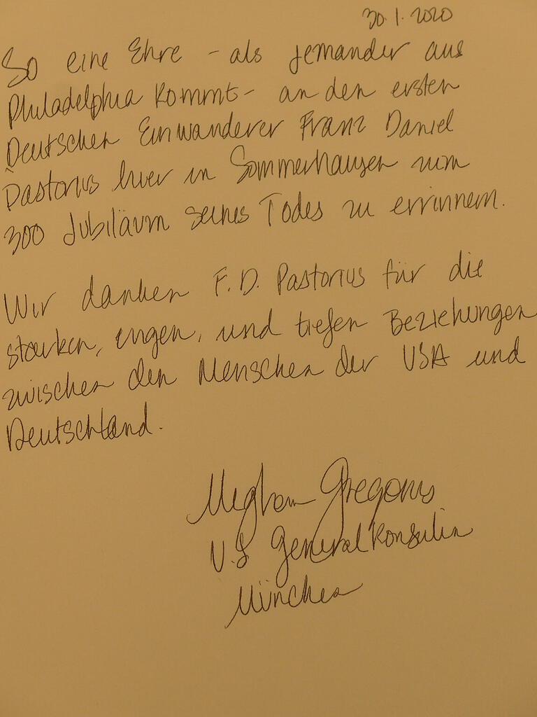 Generalkonsulin Meghan Gregonis Eintrag ins Goldene Buch Sommerhausens: Die Verbindungen halten auch 300 Jahre nach Pastorius' Tod.