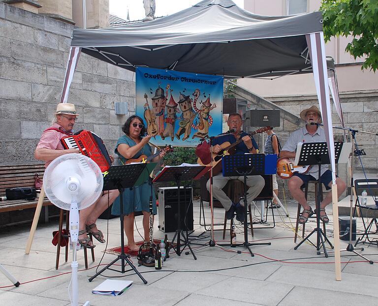 Zur darstellenden Kunst gehört auch Musik. Die lieferten die 'Oxeforder Ohrwörmer“.