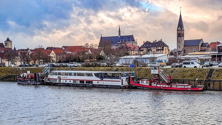 Schubboot Paula und Kopfstück Paul nehmen den rostigen Kahn im Haßfurter Hafen in die Mangel.