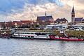 Schubboot Paula und Kopfstück Paul nehmen den rostigen Kahn im Haßfurter Hafen in die Mangel.