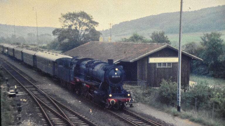 Eine der letzten Fahrten der Gaubahn, bei einem Halt der Dampflokomotive in Röttingen.