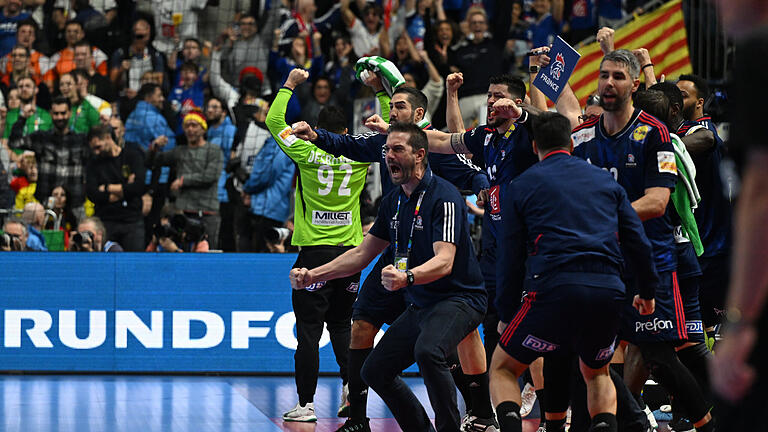 Frankreich - Dänemark.jpeg       -  Finale in der Lanxess Arena, Frankreichs Trainer Guillaume Gille jubelt nach dem Sieg.