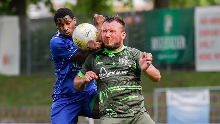 Augen zu und durch: Der Würzburger Mohamed Conte (links) und Andre Wirzberger vom TSV Neuhütten-Wiesthal im Kopfballduell.