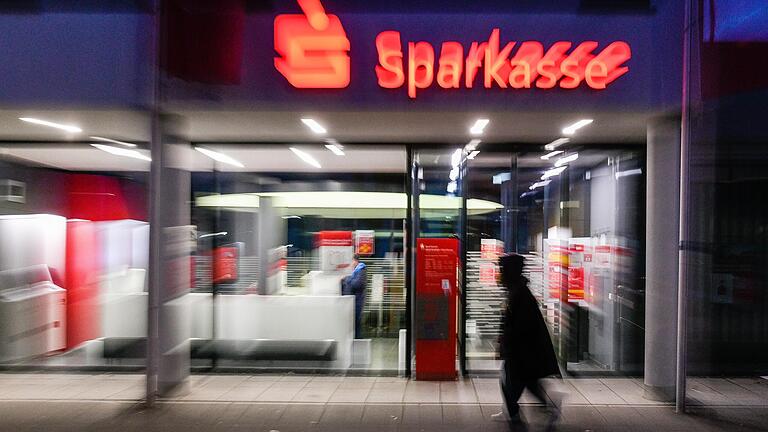 Die Sparkasse Mainfranken kündigt seit Jahren alte Prämiensparverträge ihrer Kunden. Das sorgt für Ärger und wirft grundsätzliche Fragen auf.