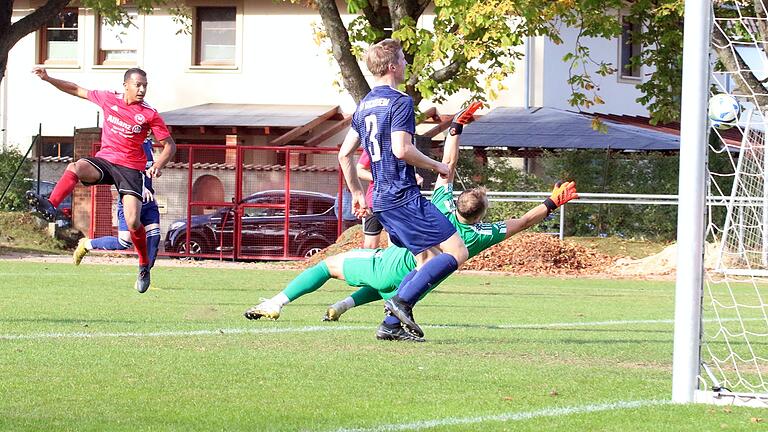 Tyrell Walton (links) erzielt kurz vor der Pause das 1:0 für den FT Schweinfurt. Gochsheims Schlussmann Irmes Husic und Innenverteidiger Jonas Lamberty bleibt da nur das Nachsehen.