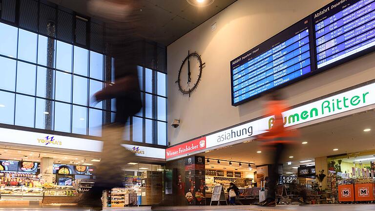 Tickt aktuell nicht ganz richtig: die Uhr am Würzburger Hauptbahnhof.