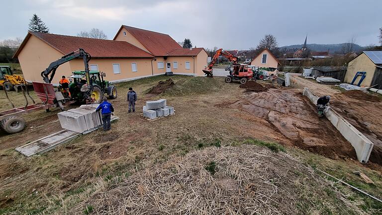 Viel zu tun gab es bei den Vorbereitungen zum 40. Jubiläum in Füttersee. Unter anderem galt es, den Festplatz herzurichten.